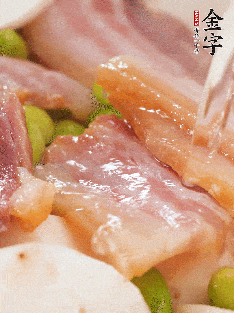 倒入芋艿、熟毛豆，翻炒均勻，加1小碗水煮開