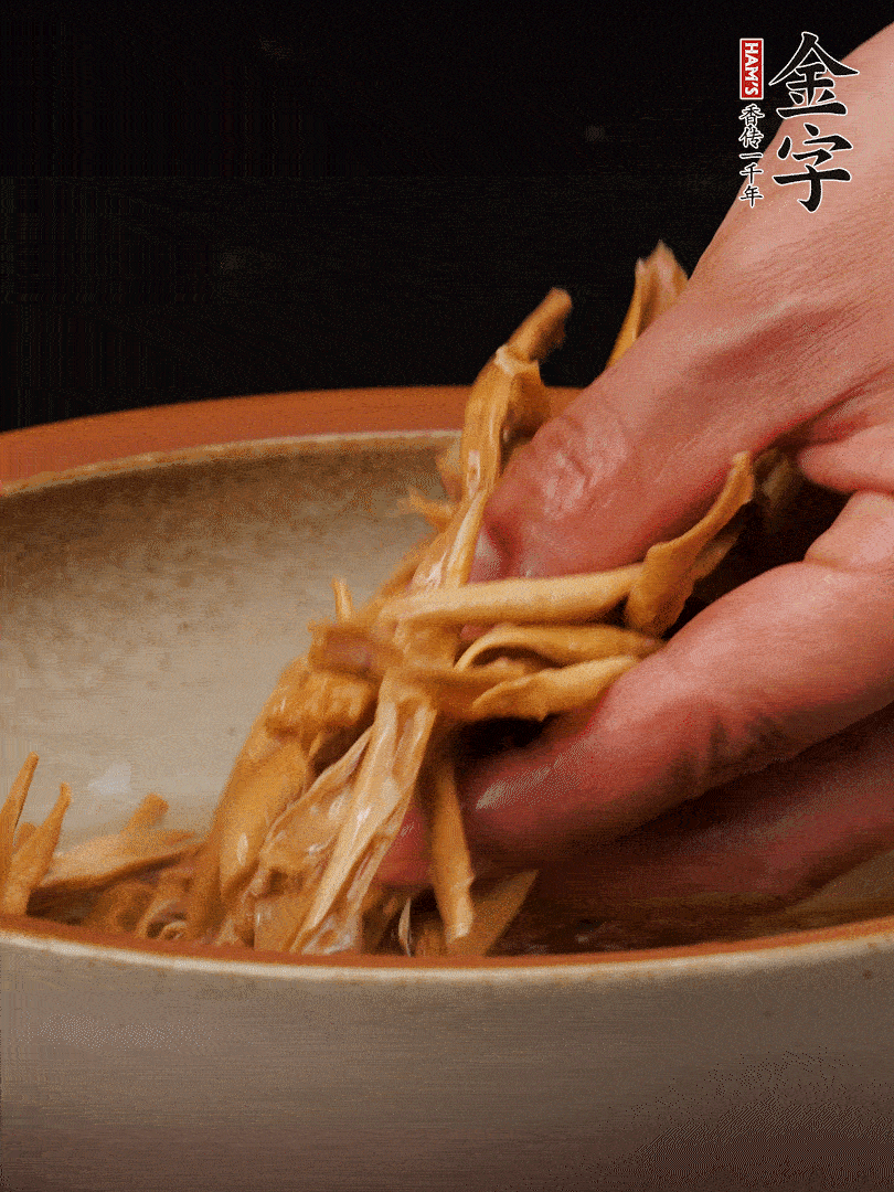 農(nóng)家土筍尖提前泡軟，用刀劃成細(xì)絲，這樣會(huì)更加入味。