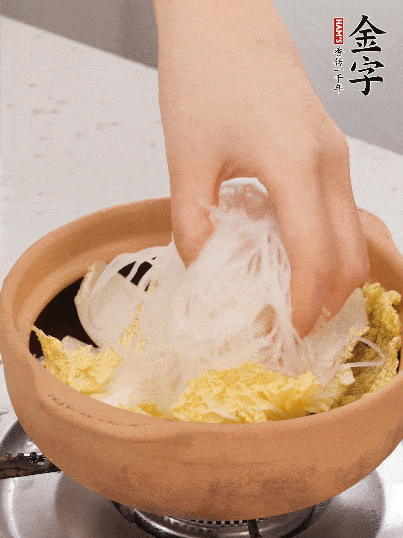 放入提前泡軟的粉絲，蓋上蒜蓉醬汁
