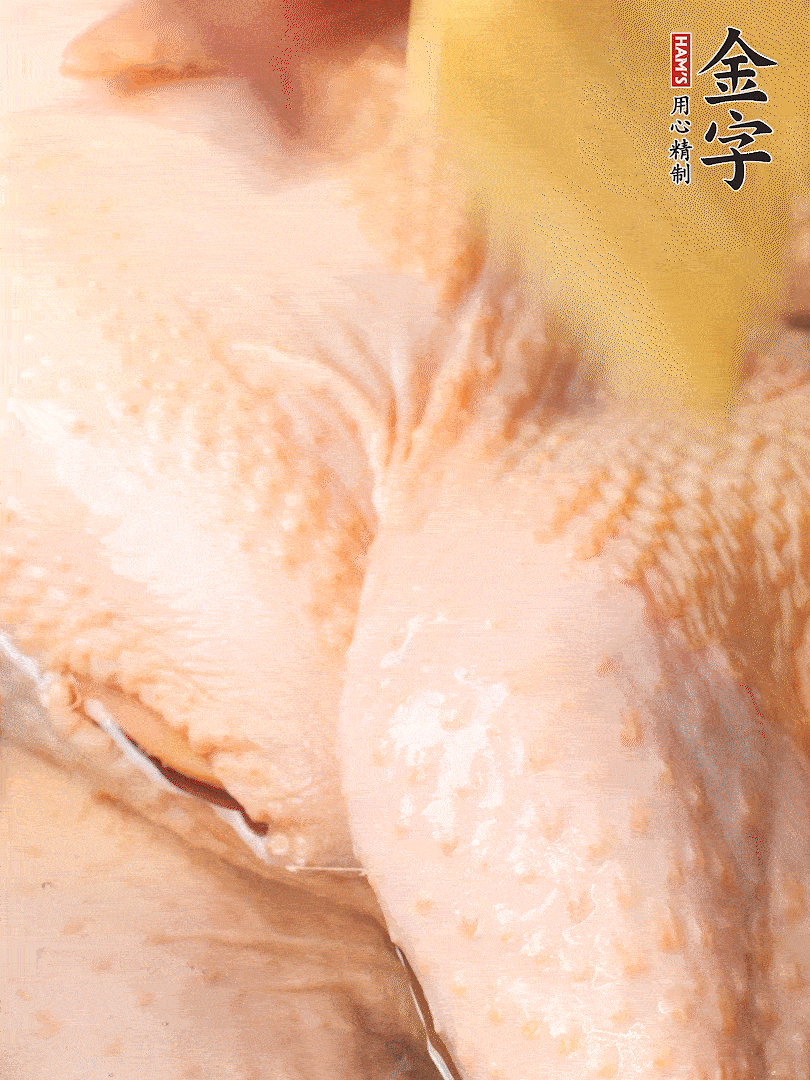 老母雞去頭去尾，斬去雞爪。冷水入鍋，加料酒、蔥姜焯水，煮出浮沫后撈出，用清水洗凈