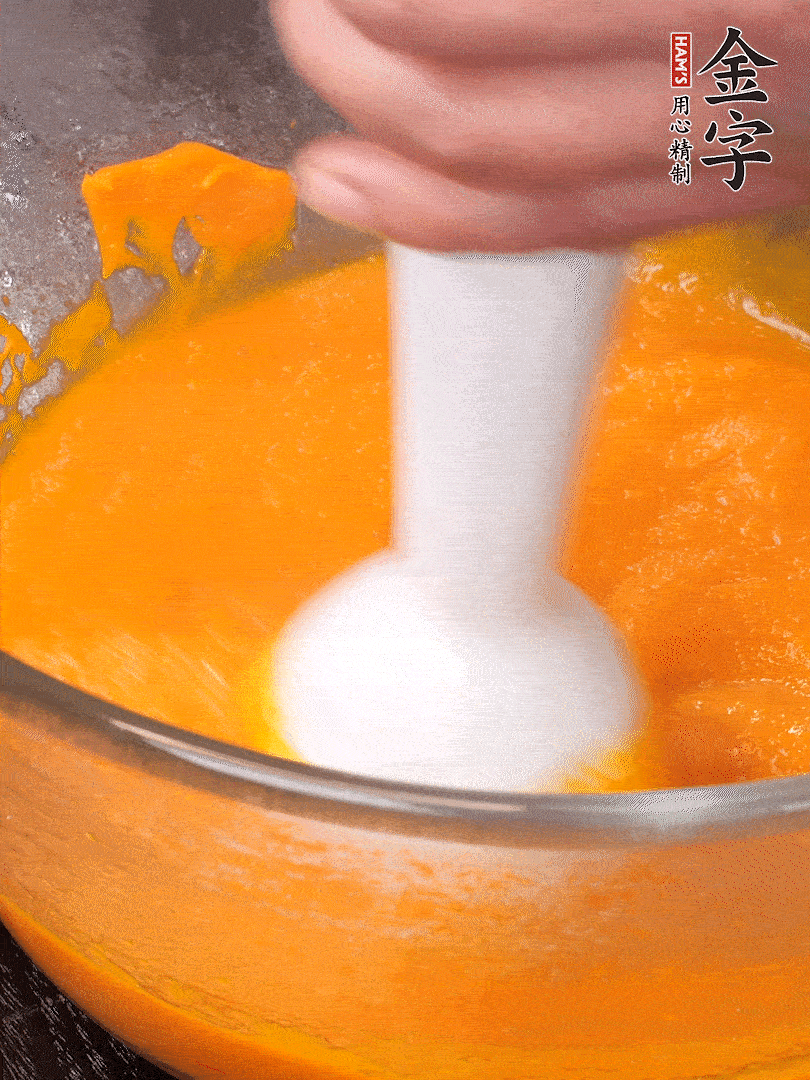300g南瓜，去皮去瓤切滾刀塊，大火蒸8分鐘，料理機(jī)打成泥，篩網(wǎng)過篩成泥