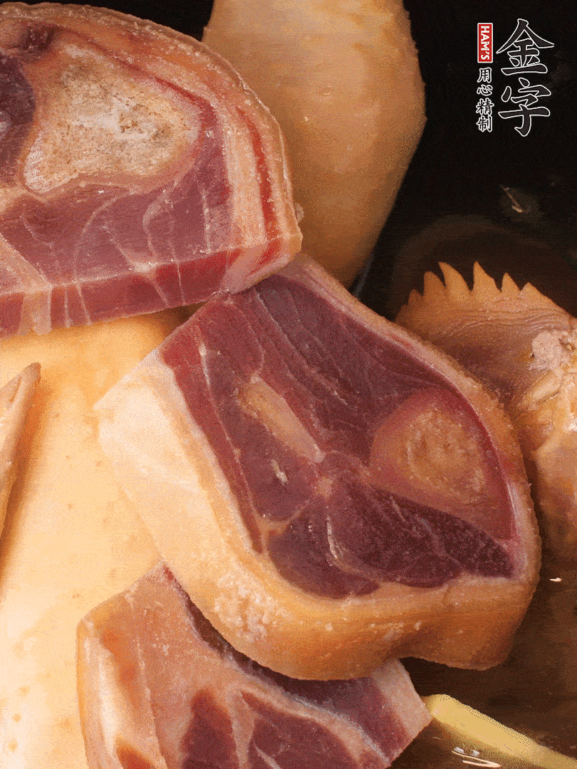 火踵、老母雞加蔥、姜、料酒、清水，大火燒開后轉(zhuǎn)小火，燉1小時(shí)