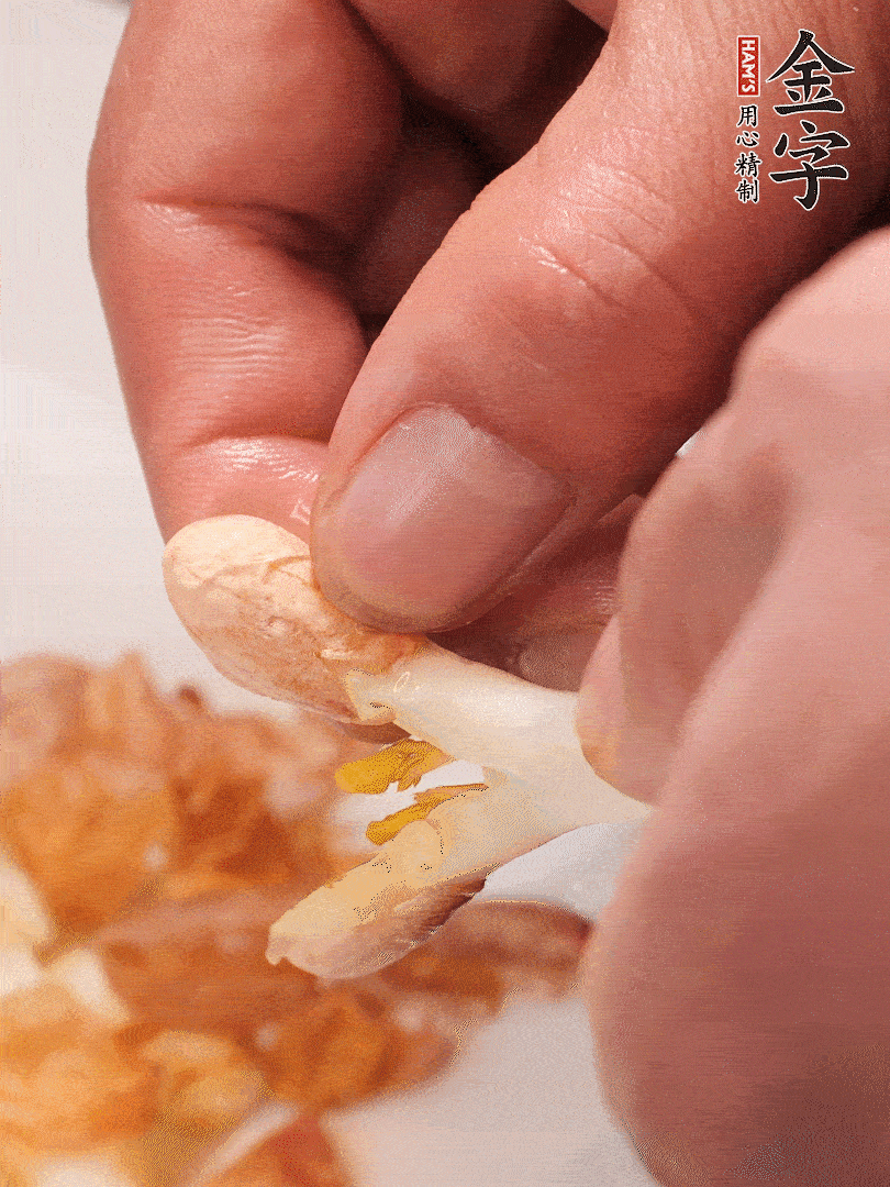 花生芽切段。開水焯水1分鐘，去掉頂部的花生皮