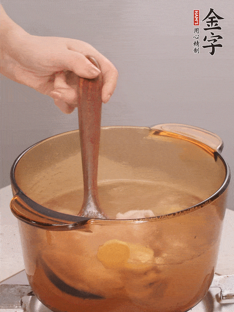 鴨腿冷水下鍋，加姜片、料酒焯水