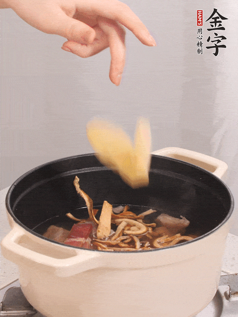 鍋中放牛腩、火腿，然后放入比食材多3倍的水；再放橘子皮、姜片、白胡椒粒燉煮90分鐘