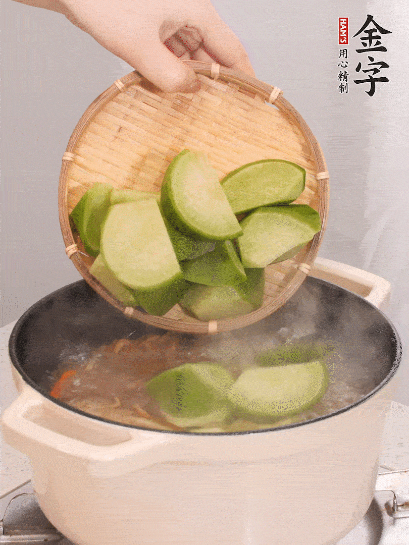 加入青、紅蘿卜再煲半小時。