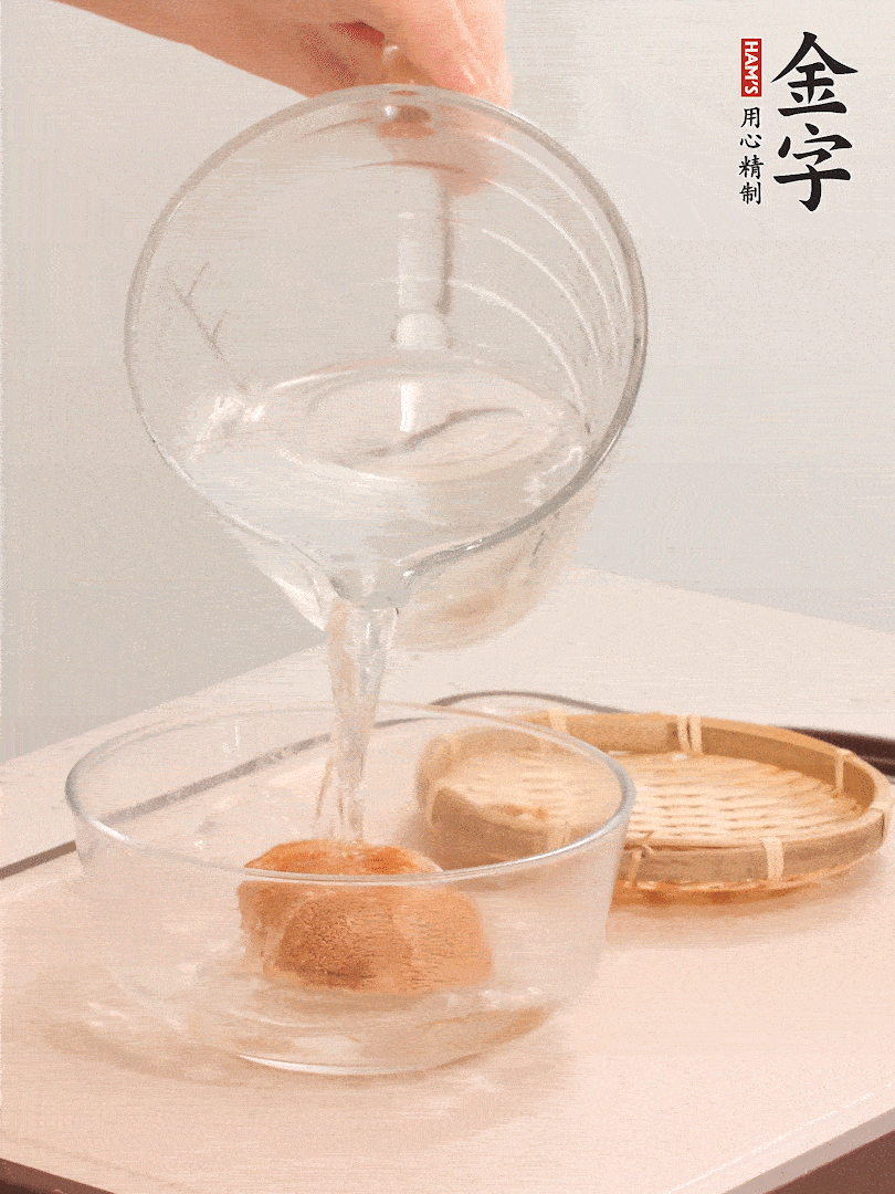 猴頭菇至少泡發(fā)半小時(shí)，將浸泡后的黃水?dāng)D干；