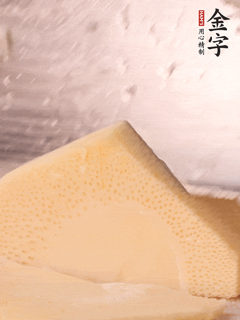 冬筍處理干凈，切滾刀塊，開水焯燙去除澀味
