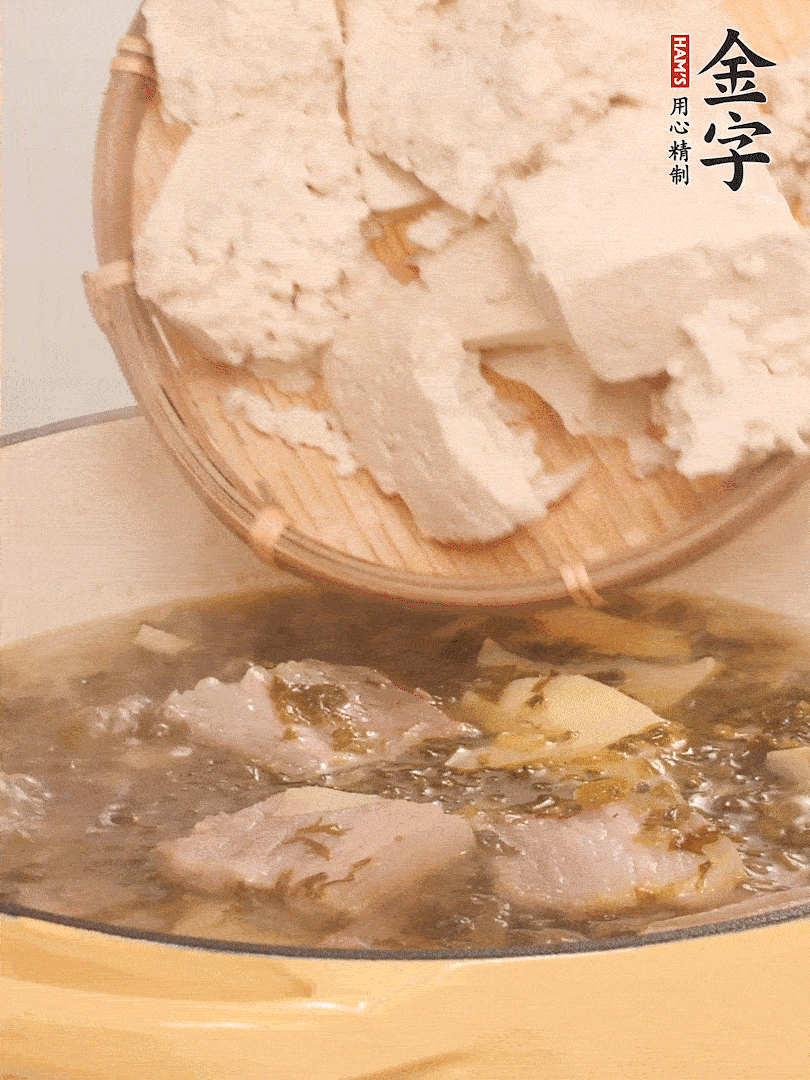 往鍋里加入一倍的水，加豆腐