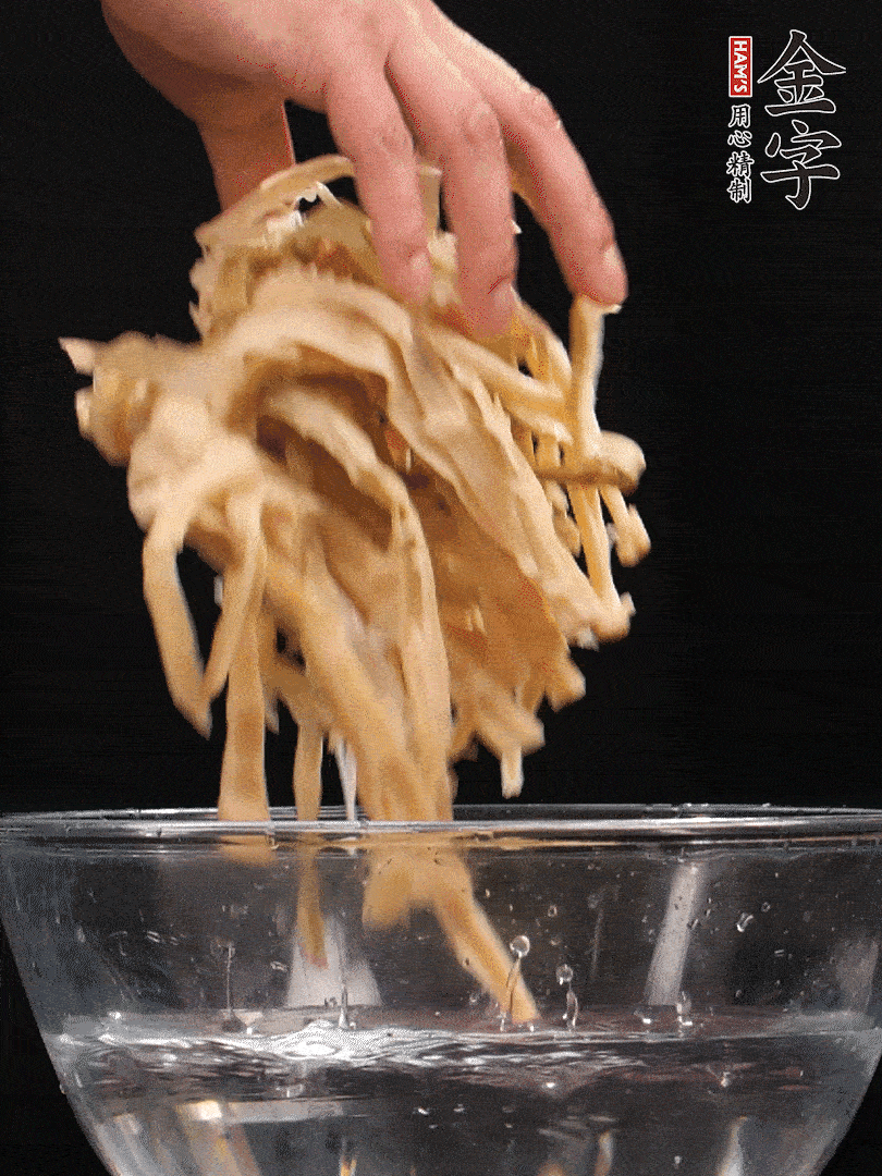 天目山筍干1把，清洗表面鹽分，用手撕成長(zhǎng)條
