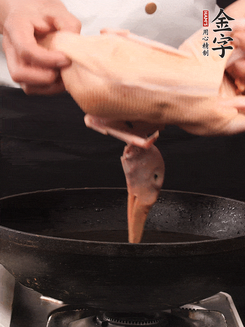 處理干凈的老鴨1只，黃酒小半碗，姜幾片，一起放入冷水，煮沸焯水3分鐘，去除血沫