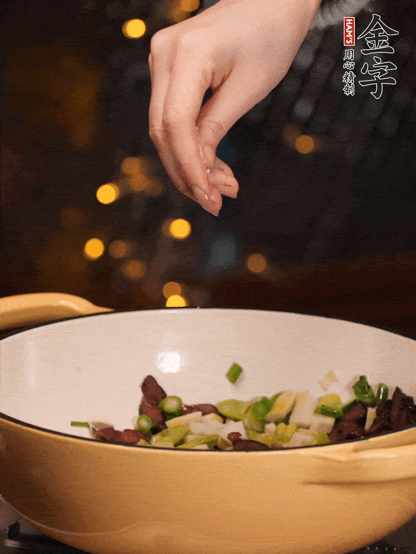 可以加點(diǎn)點(diǎn)水，再加菜苔，加點(diǎn)鹽、味精調(diào)味