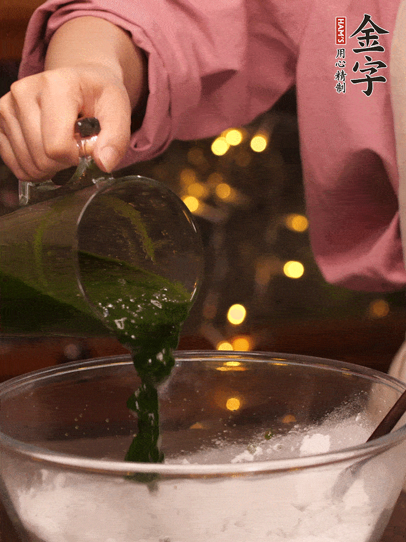 清明粿粉，分次加艾草泥，加點(diǎn)油揉2分鐘
