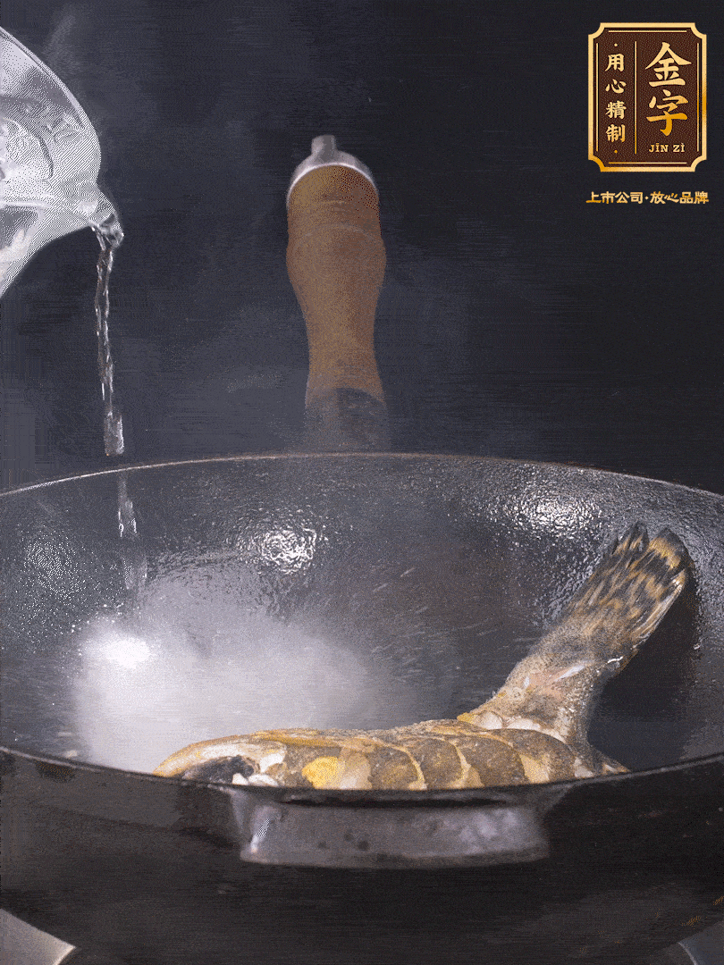 倒入適量食用油，待鍋燒熱后下桂魚煎大約2-3分鐘至兩面金黃（一定要煎透，這樣做出來的湯才會比較奶白色）