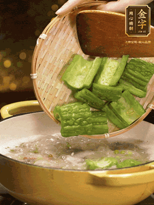 倒入熱水，和泡開(kāi)的綠豆（連水）和火腿片，大火燒開(kāi)燉一個(gè)小時(shí)