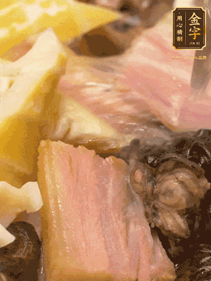 倒入滾燙的熱水，燉煮20分鐘，湯濃汁白