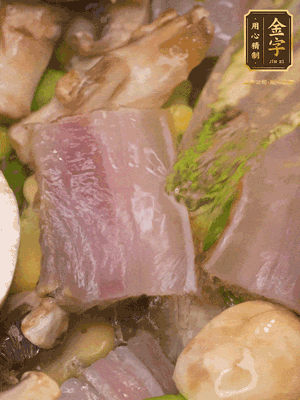 開蓋，放入河蝦繼續(xù)燜煮5分鐘