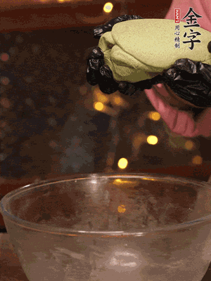 水里放點(diǎn)鹽，燒開后放艾草，一勺小蘇打，撈出浸入涼水，打成艾草泥