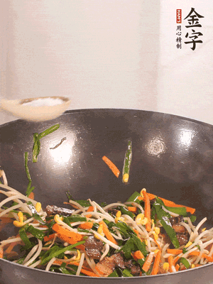 炒合菜：金字醬油肉、綠豆芽、韭菜