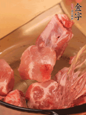排骨冷水下鍋，加料酒、姜片，煮開綽水
