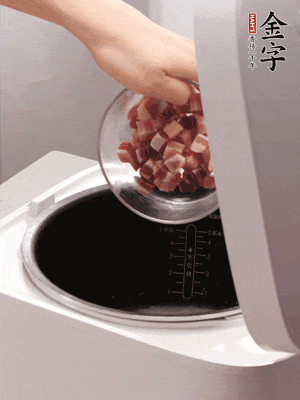 鍋中倒入豬油，油熱后炒熟上海青，給倒少許鹽調(diào)味