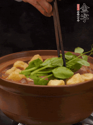 加筒骨煲的經(jīng)典配菜：金字土香腸、油豆腐、千張蓋上蓋子燜一會(huì)兒，耐心等候10分鐘。