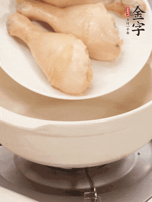 雞腿、火腿、干貝、蒜頭放入砂鍋內(nèi)燉1小時