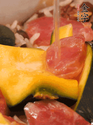 倒入溫開水，水量高出米面一個(gè)指節(jié)。