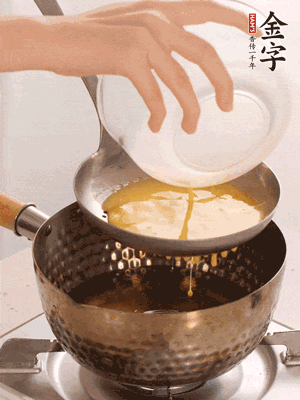 雞蛋過篩子倒入油鍋炸成蛋酥，瀝干油。
