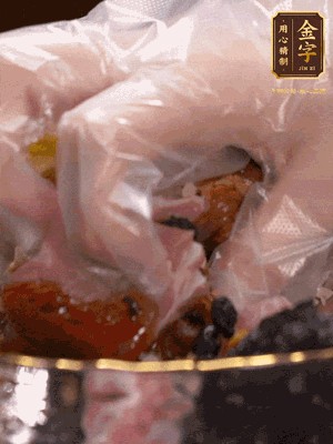 排骨洗凈后（蠔油、生抽、老抽、鹽、糖、淀粉、豆豉、蒜蓉、姜絲）腌制30分鐘