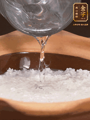 砂鍋底部刷一層油，加入大米和開水，水高1cm,大火燒開后轉(zhuǎn)中火煲5分鐘，到水微收干