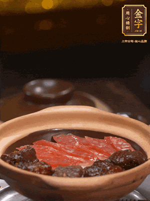鋪上臘腸和排骨，鍋邊淋一圈油，小火煲10分鐘