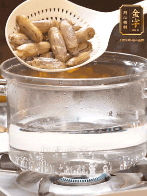 煮一鍋沸水，下蟶子汆燙30秒，撈出浸入冰水，取出蟶子肉