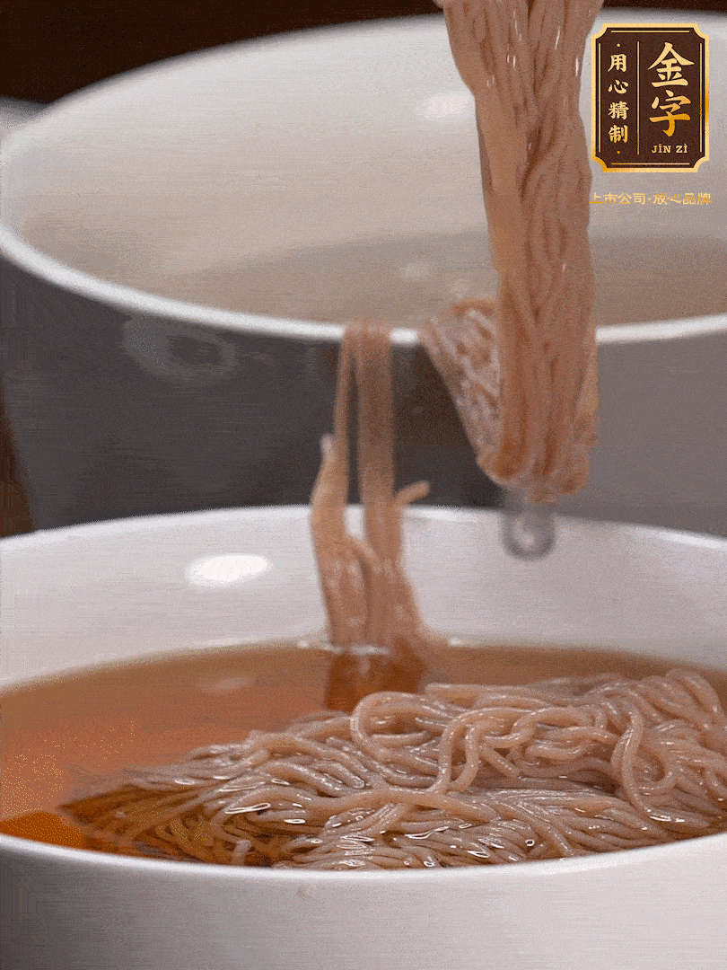 蘋果醋，一點(diǎn)鹽、糖、醬油，兌入涼白開水調(diào)成簡易冷面湯，放水箱冷藏