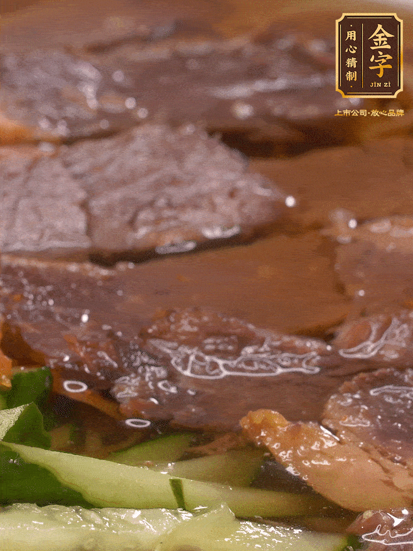 養(yǎng)麥冷面，涼水中清洗浸泡5分鐘，沸水中煮3分鐘，涼水漂洗沖涼