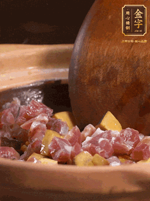 熱油下蒜片，倒入香腸丁、牛肝菌丁翻炒出香味