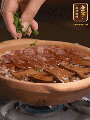 最后鋪上牛肝菌，爭(zhēng)分奪秒地倒上醬汁，撒點(diǎn)小蔥花