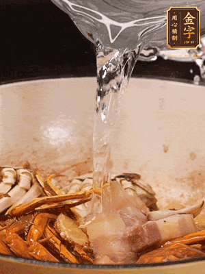 加料酒/花雕酒去腥，加入開水燜10分鐘左右