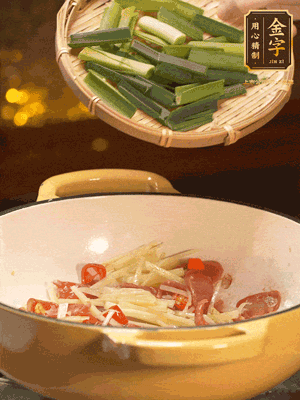 接著放蒜葉，來一點(diǎn)鹽，一點(diǎn)醬油調(diào)味翻勻