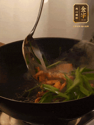 黃豆醬、鹽、糖調(diào)味，淋一圈花雕酒，蒜白先下，蒜葉后下