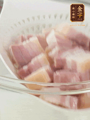 金字淡咸肉、排骨分別加料酒、蔥、姜冷水下鍋焯水，水開撇去浮沫撈出。