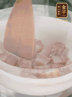 砂鍋內(nèi)咸肉微微煸出香味，再倒入開水。放排骨滾開后轉中小火篤30分鐘。（水盡量一次加足，以免中途加水沖淡鮮味。這一步是湯底濃白的關鍵）