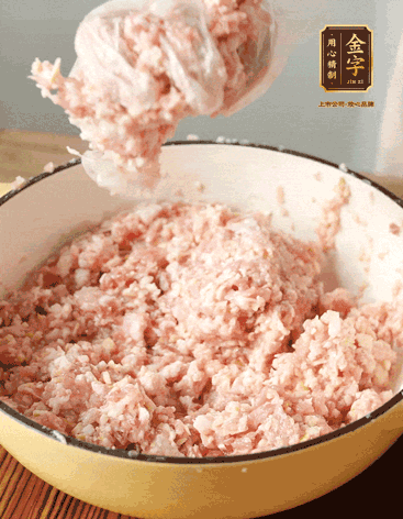 肉丁、咸肉丁、一丟丟鹽、料酒拌勻，反復摔打上勁。接著加入1兩蔥姜水，反復拌勻摔打上勁。前后共加3遍。3遍后筍丁，接著反復摔打上勁。最后加入1個蛋清、3茶匙生粉拌勻摔打上勁