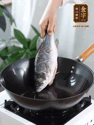 熱油，加1大勺豬油、姜片，再下鱸魚，煎至定型后翻面。（加點豬油，燉出的魚湯更容易變?yōu)榍逅哪贪咨?。?>
					</div>
					<span>步驟 3/6</span>
					<p>熱油，加1大勺豬油、姜片，再下鱸魚，煎至定型后翻面。（加點豬油，燉出的魚湯更容易變?yōu)榍逅哪贪咨?。?/p>
				</li><li>
					<div   id=