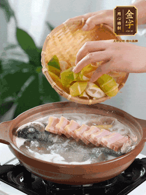 倒開水燉煮后轉(zhuǎn)移入砂鍋，淋料酒去腥、加少許鹽調(diào)味，再依次加咸肉、春筍燉煮15分鐘。