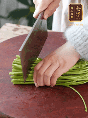正嫩的藜蒿，掐頭去除根部，切小段