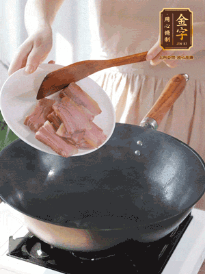 豬油熱鍋，下咸肉煸香，再下蔥姜提鮮