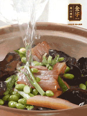 轉(zhuǎn)入砂鍋，加入開水、百葉結(jié)燉煮10分鐘