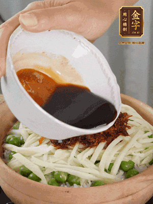 繼續(xù)小火燜3分鐘，淋上XO醬攪拌均勻。
