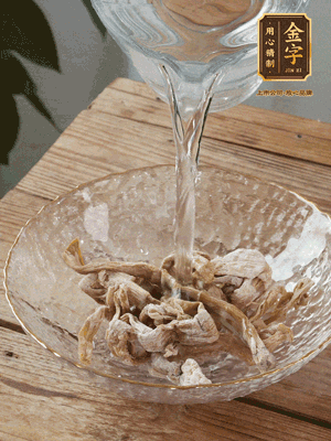 筍干提前泡發(fā)1晚切段，冬瓜去皮切塊。